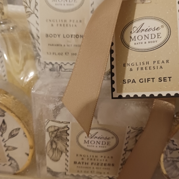 NWT! ARIOSE MONDE BATH SET (English Pear & Freesia) - Picture 7 of 14